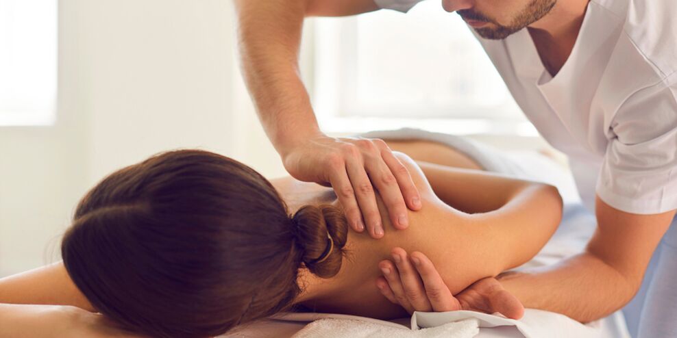 Una de las formas efectivas de tratar la enfermedad de la articulación del hombro es el masaje. 