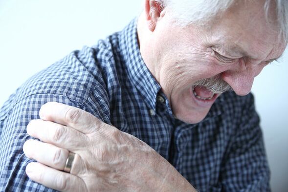 Dolor de hombro en un anciano diagnosticado con artritis del hombro